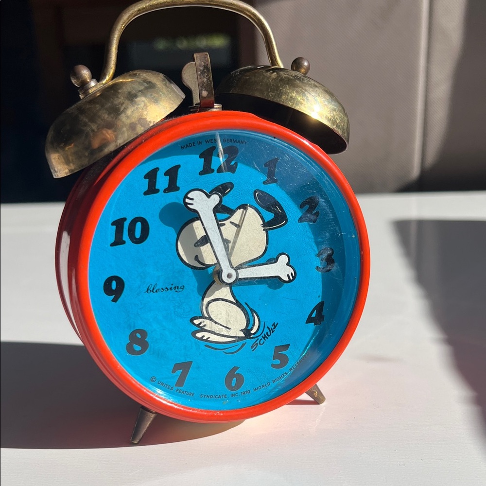 Vintage Snoopy Clock - UNITED FEATURE SYNDICATE 1970 ALARM CLOCK SCHULZ PEG LEGS